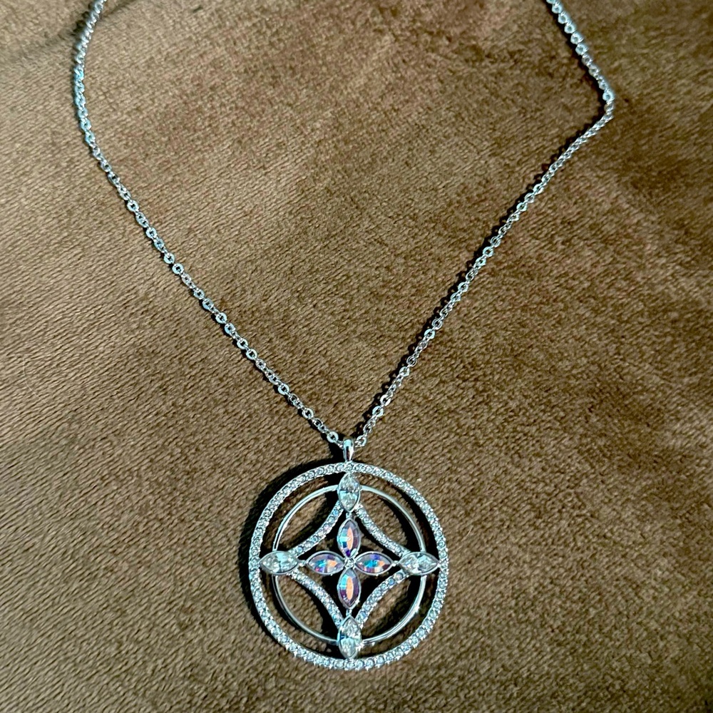 Elegant Touchstone Centralized Pendant Necklace